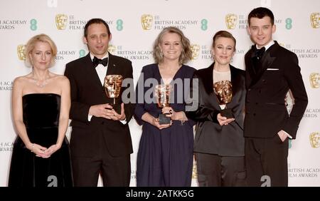 La Foto Deve Essere Accreditata ©Alpha Press 079965 02/02/2020 Gillian Anderson E Asa Butterfield Con Mark Jenkin, Kate Byers, Linn Waite Al Ee Bafta British Academy Film Awards 2020 Presso La Royal Albert Hall Di Londra Foto Stock