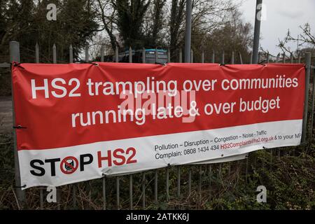 Harefield, Regno Unito. 3 Febbraio 2020. Un banner anti-HS2 fissato a una recinzione per gruppo di campagne Stop HS2. Credit: Mark Kerrison/Alamy Live News Foto Stock