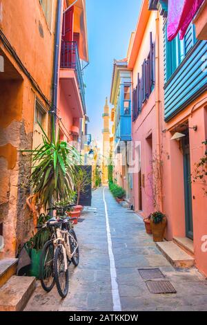 Strada stretta nel centro storico di Rethymno, Creta, Grecia. Foto Stock