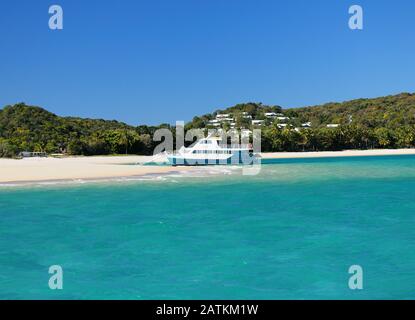 Barca Nell'Acqua Turchese Della Baia Tropicale Di Great Keppel Island Queensland Australia Foto Stock