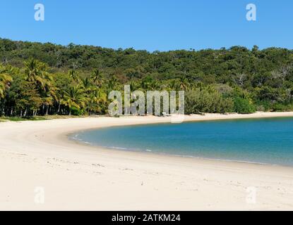 La Meravigliosa Spiaggia Dei Pescatori Di Sabbia Bianca Che Contrasta Con L'Oceano Turchese Sulla Tropical Great Keppel Island Queensland Australia Foto Stock