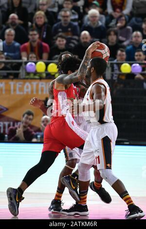 Virtus Roma, che vede Oriora Pistoia passo 80-81 dopo il cesto 2" dalla fine di Johnson, esce sconfitto ancora una volta sulla sirena. Partita giocata in memoria di Kobe Bryant, celebrata dalle due squadre con una camicia indossata durante il riscaldamento. (Foto Di Domenico Cippitelli/Pacific Press) Foto Stock