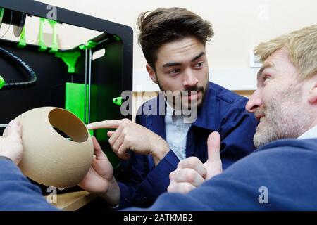 ingegnere di talento in un moderno laboratorio che utilizza una stampante 3d Foto Stock