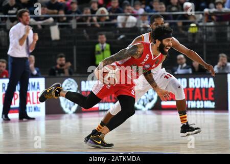 Roma, Italia. 02nd Feb, 2020. Virtus Roma, che vede Oriora Pistoia passo 80-81 dopo il cesto 2" dalla fine di Johnson, esce sconfitto ancora una volta sulla sirena. Partita giocata in memoria di Kobe Bryant, celebrata dalle due squadre con una camicia indossata durante il riscaldamento. (Foto Di Domenico Cippitelli/Pacific Press) Credit: Pacific Press Agency/Alamy Live News Foto Stock