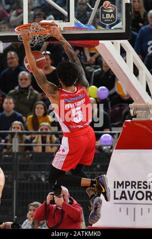 Virtus Roma, che vede Oriora Pistoia passo 80-81 dopo il cesto 2" dalla fine di Johnson, esce sconfitto ancora una volta sulla sirena. Partita giocata in memoria di Kobe Bryant, celebrata dalle due squadre con una camicia indossata durante il riscaldamento. (Foto Di Domenico Cippitelli/Pacific Press) Foto Stock