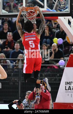 Virtus Roma, che vede Oriora Pistoia passo 80-81 dopo il cesto 2" dalla fine di Johnson, esce sconfitto ancora una volta sulla sirena. Partita giocata in memoria di Kobe Bryant, celebrata dalle due squadre con una camicia indossata durante il riscaldamento. (Foto Di Domenico Cippitelli/Pacific Press) Foto Stock