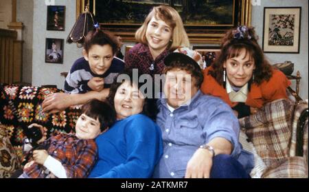 Roseanne Barr, John Goodman, Laurie Metcalf, Alicia Goranson, Sara Gilbert, Michael Fishman, 'Roseanne' Circa 1988 File Reference N. 33962-178tha Foto Stock