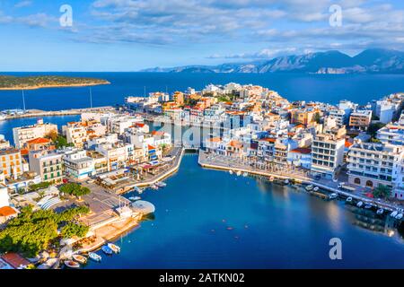 Il lago di Voulismeni ad Agios Nikolaos, una pittoresca cittadina costiera con i suoi edifici colorati intorno al porto nella parte orientale dell'isola di Creta, Gr Foto Stock