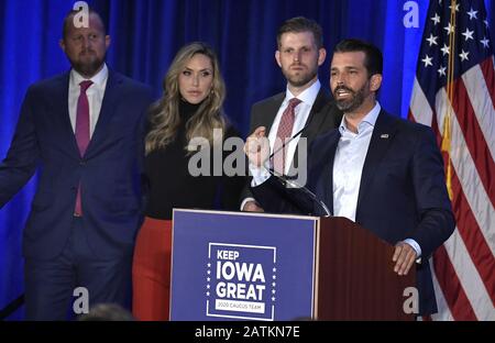 Des Moines, Stati Uniti. 03rd Feb, 2020. Il figlio del presidente Donald Trump, Jr.,(R), fa delle osservazioni come il figlio Eric (2nd, R), la figlia in legge Lara Trump e il responsabile della campagna 2020 Brad Pascale Ascolta, in una conferenza Stampa Keep Iowa Great, a Des Moines, Iowa, lunedì 3 febbraio 2020. Gli elettori dell'Iowa si dirigono oggi verso i loro primi cauti della nazione per sostenere la loro scelta presidenziale democratica del 2020. Foto di Mike Theiler/UPI. Credito: Upi/Alamy Live News Foto Stock