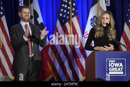 Des Moines, Stati Uniti. 03rd Feb, 2020. Lara Trump, la nuora legge del presidente Donald Trump, fa delle osservazioni mentre suo marito Eric Trump ascolta, in una conferenza Stampa Keep Iowa Great, a Des Moines, Iowa, lunedì 3 febbraio 2020. Gli elettori dell'Iowa si dirigono oggi verso i loro primi cauti della nazione per sostenere la loro scelta presidenziale democratica del 2020. Foto di Mike Theiler/UPI. Credito: Upi/Alamy Live News Foto Stock