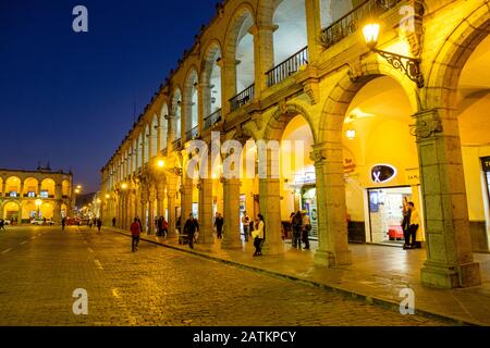 Scena di strada serale, Arequipa Plaza de Armas colonnato, archi e colonne di notte, Arequipa, Perù Foto Stock