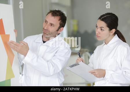 l'operaio edile mette un tocco di finitura sulla parete Foto Stock