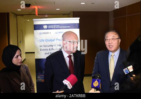 (200203) -- NAZIONI UNITE, 3 febbraio 2020 (Xinhua) -- Zhang Jun (R), rappresentante permanente della Cina presso le Nazioni Unite, Vladimir Voronkov (C), sottosegretario generale dell'Ufficio delle Nazioni Unite per la lotta Al Terrorismo (UNOTT) e Alya bint Ahmed al Thani, rappresentante permanente del Qatar presso l'ONU, parlano ai giornalisti presso la sede dell'ONU a New York, 3 febbraio 2020. L'inviato dell'ONU cinese lunedì ha affermato che il governo cinese attribuisce grande importanza alla sicurezza dei Giochi Olimpici invernali di Pechino nel 2022. Zhang Jun ha fatto le osservazioni al lancio dell'ONU 'programma globale sulla sicurezza Di Major Sporting Ev Foto Stock