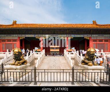 Leoni o cani nemici guardiani d'oro di Qing-era, Sala Della Supremazia Imperiale, Corte Interna, Città Proibita, Pechino, Cina, Asia Foto Stock