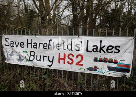 Harefield, Regno Unito. 3 Febbraio 2020. Un banner anti-HS2 fissato a una recinzione per gruppo di campagne Stop HS2. Credit: Mark Kerrison/Alamy Live News Foto Stock