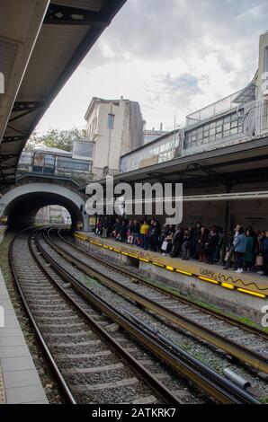 Stazione della metropolitana di Monasteraki ad atene una delle stazioni piu' trafficate con autentici vagoni per graffiti e ferrovia elettrica Foto Stock