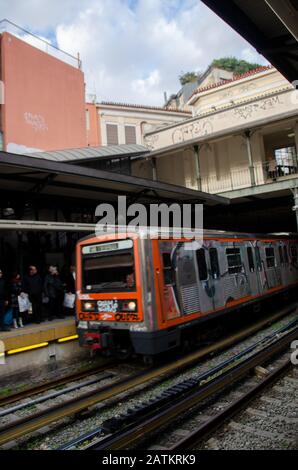 Stazione della metropolitana di Monasteraki ad atene una delle stazioni piu' trafficate con autentici vagoni per graffiti e ferrovia elettrica Foto Stock