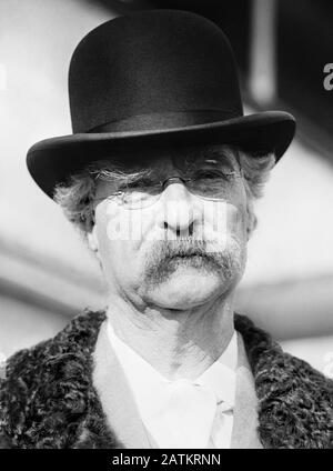 Fotografia d'epoca dello scrittore e umorista americano Samuel Langhorne Clemens (1835 – 1910), meglio conosciuto con il suo nome di penna di Mark Twain. Foto circa 1909 di Bain News Service. Foto Stock