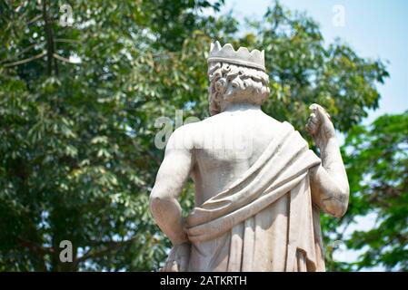 La statua di un uomo del re si girò in un parco a Barranco Miraflores Lima Foto Stock