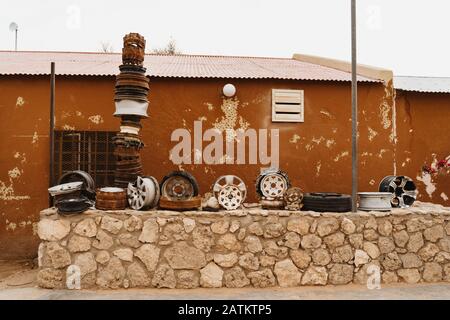 officina di auto abbandonate con attrezzi arrugginiti Foto Stock