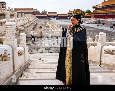 Donna che posa in costume reale cinese periodo con turista scattare una foto, Corte Esterna, Città Proibita, Pechino, Cina, Asia Foto Stock