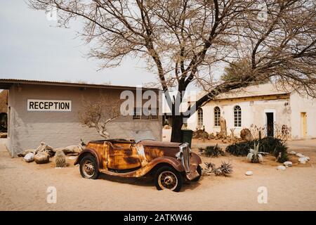 Old Timer auto rottamate in un paesaggio desertico in solitario, Namibia Foto Stock