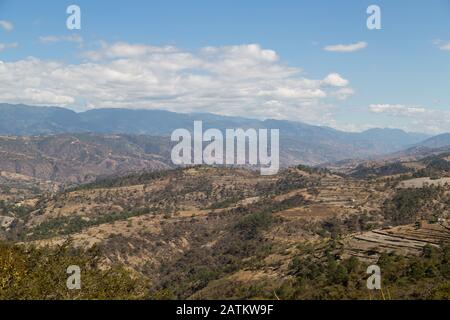 montagne con pochi alberi a causa della deforestazione ambientale Foto Stock