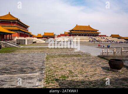 Turisti In Hall Of Supreme Harmony Cortile, Corte Esterna, Città Proibita, Pechino, Cina, Asia Foto Stock