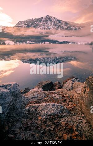 Lago alpino Grundlsee fantastici con la riflessione sulla superficie dell'acqua in inverno Foto Stock