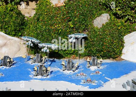 Carlsbad, CA -4 JAN 2020 - Vista del Miniland di Guerre Stellari, con scene di film di Guerre Stellari ricreate con colorati mattoncini LEGO a Legoland California, AN Foto Stock