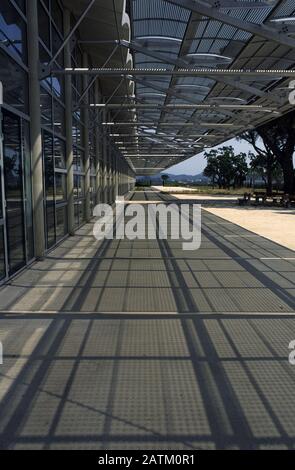 LYCÉE ALBERT CAMUS FRÉJUS VAR FRANCE 1996 - DESIGNED BY N.FOSTER AND PARTNERS - MODERN VINTAGE ARCHITECTURE - FOTOGRAFIA A COLORI © F. BEAUMONT Foto Stock