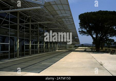 LYCÉE ALBERT CAMUS FRÉJUS VAR FRANCE 1996 - DESIGNED BY N.FOSTER AND PARTNERS - MODERN VINTAGE ARCHITECTURE - FOTOGRAFIA A COLORI © F. BEAUMONT Foto Stock