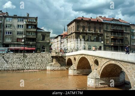 Sarajevo, BOSNIA 0 GIUGNO 5, 2008: Latinska Cuprija, chiamato anche ponte latino, in estate. E' un ponte poggiapiedi, dove si trova l'arciduca Francesco Ferdinando Foto Stock