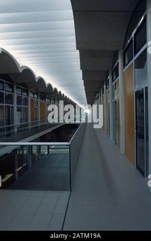 LYCÉE ALBERT CAMUS FRÉJUS VAR FRANCE 1996 - DESIGNED BY N.FOSTER AND PARTNERS - MODERN VINTAGE ARCHITECTURE - FOTOGRAFIA A COLORI © F. BEAUMONT Foto Stock