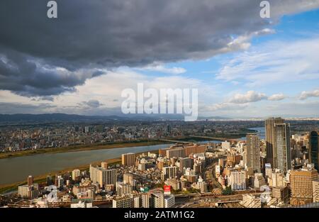 OSAKA, Giappone - 15 ottobre 2019: la vista dei grattacieli della città nel quartiere Umeda con la Juso-o ponte sopra il fiume Yodo da Umeda Sky Foto Stock