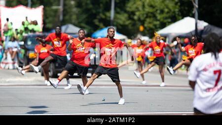 Chicago, Illinois, USA - 8 agosto 2019: La Bud Billiken Parade, membri della squadra di danza HA2 che si esibisce alla parata Foto Stock