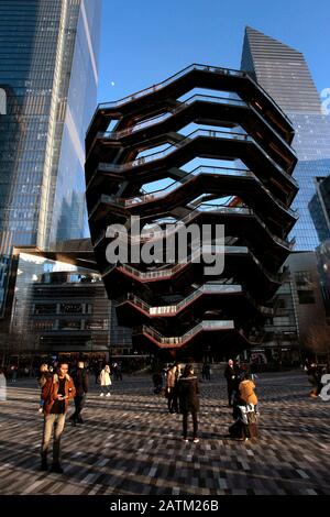 New York, N.Y, Stati Uniti. 3rd Feb, 2020. I visitatori in cima Alla Nave, una scultura arrampicabile che è il fulcro dello sviluppo Dei Cantieri di Hudson a Manhattan, il lunedì. Sabato, un uomo di 19 anni, identificato come Peter De salvo, saltò fino alla sua profondità dalla cima della struttura alta 150 piedi. La struttura è una delle principali attrazioni turistiche di New York City. Credito: Adam Stoltman/Alamy Live News Foto Stock