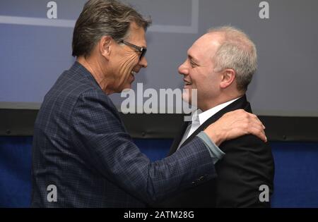 Des Moines, Stati Uniti. 03rd Feb, 2020. L'ex segretario per l'energia Rick Perry (L) saluta Steve Scalise della Louisiana prima di una conferenza Stampa Keep Iowa Great con i membri della famiglia Trump, a Des Moines, Iowa, lunedì 3 febbraio 2020. Gli elettori dell'Iowa si dirigono oggi verso i loro primi cauti della nazione per sostenere la loro scelta presidenziale democratica del 2020. Foto di Mike Theiler/UPI. Credito: Upi/Alamy Live News Foto Stock