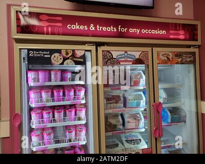 Interni al gelateria Baskin Robbins, San Ramon, California, con torte e gelati visibili nel congelatore, 16 gennaio 2020. () Foto Stock