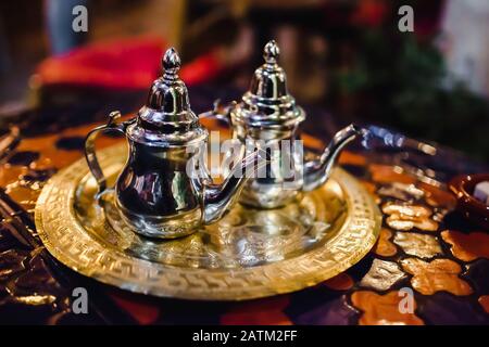 Tradizionale tazza da tè arabo, gente araba che beve il tè a Ramadan Foto Stock