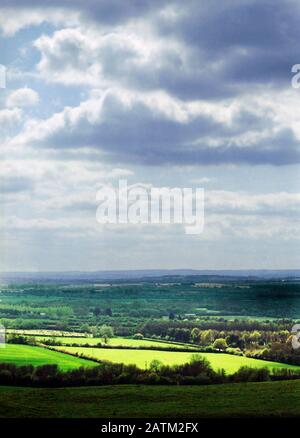 vista del paesaggio di cotswolds dalla broadway tower country park worcestershire gloucestershire inghilterra - girato su film Foto Stock