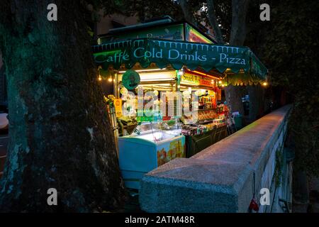 Un piccolo Snack Bar sulle pareti del fiume Tevere e vicino al ponte di trastevere a Roma. Foto Stock