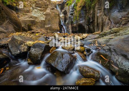 Kerala Kundu Waterfalls potrebbe non essere un luogo familiare per molte persone. Il sito si trova nel mezzo del territorio Silent Valley in un piccolo villaggio c Foto Stock