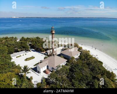 Veduta aerea del faro e della spiaggia del faro su Sanibel Island in Lee County, Florida, Stati Uniti Foto Stock