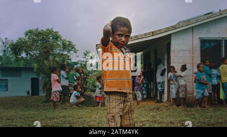 Melsisi, Isola di Pentecoste / Vanuatu - 10 maggio 2019: Abitanti locali in attesa al di fuori di un remoto isolato villaggio ospedale edificio dispensario fo Foto Stock