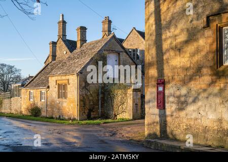 Cotswold case in pietra nel pomeriggio tramonto luce invernale. Wood Stanway, Cotswolds, Gloucestershire, Inghilterra Foto Stock