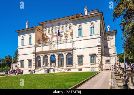 Roma, Italia - 2019/06/16: Museo e Galleria Borghese - Galleria Borghese - galleria d'arte all'interno del parco di Villa Borghese nella storica città Foto Stock