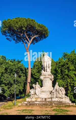 Roma, Italia - 2019/06/16: Monumento di Wolfgang Goethe di Valentino Casali in Piazza di Siena all'interno del parco di Villa Borghese nel suo Foto Stock