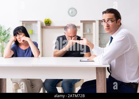 Il consulente finanziario dando consigli di pensionamento alla vecchia coppia Foto Stock