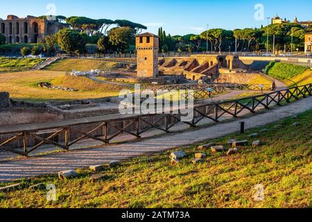 Roma, Italia - 2019/06/16: Sito archeologico, resti dell'antica arena romana Circo massimo Foto Stock